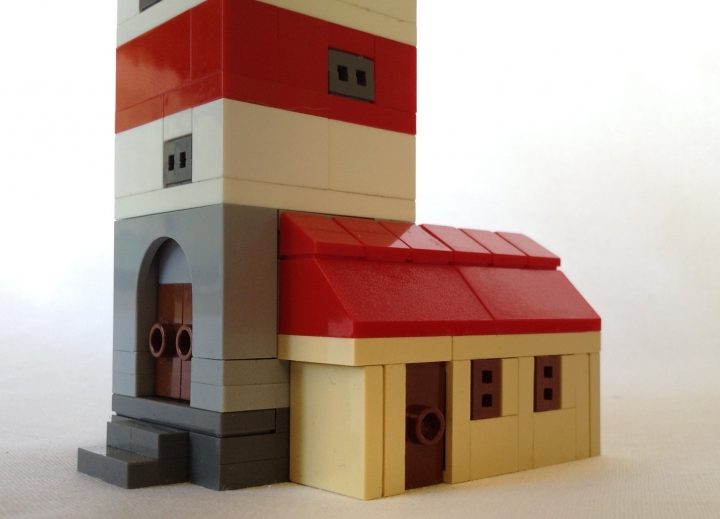 LEGO MOC - Погружение - Внеконкурсный маяк в трех масштабах (mini scale, micro scale, nano scale) : (mini scale) Парадный вход в маяк и домик хранителей маяка