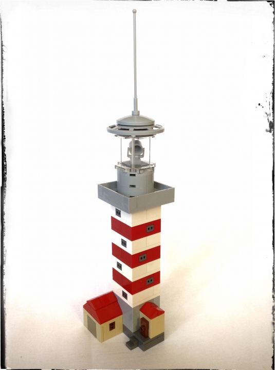 LEGO MOC - Погружение - Внеконкурсный маяк в трех масштабах (mini scale, micro scale, nano scale) : Версия 1 (mini scale),  собрана из пяти цветов+прозрачный для остекления смотровой площадки и прозрачный желтый для линзы прожектора. 18 окон, 3 двери+одна двойная для парадного входа в маяк. Точное кол-во деталей неизвестно, приблизительно 100-150