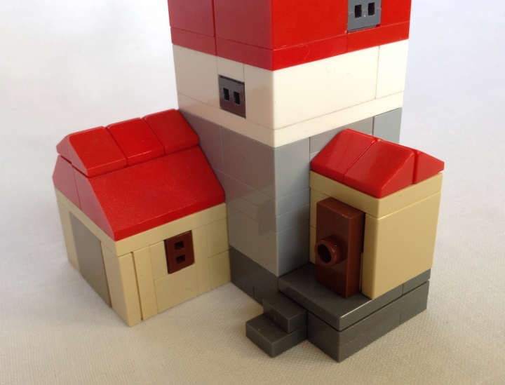 LEGO MOC - Погружение - Внеконкурсный маяк в трех масштабах (mini scale, micro scale, nano scale) : (mini scale) Через второй вход хранители маяка могут попасть на лестницу ведущую на смотровую площадку и попасть в свой домик не обходя здание.