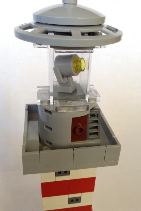 LEGO MOC - Погружение - Внеконкурсный маяк в трех масштабах (mini scale, micro scale, nano scale) : (mini scale) Смотровая площадка. Рядом с дверью лестница для обслуживания прожектора