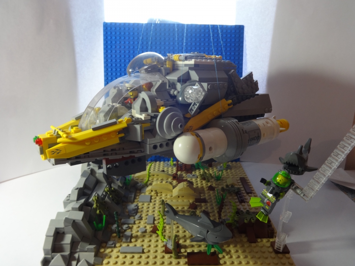 LEGO MOC - Погружение -  Глубоководный исследовательский батискаф:  Команда 'ЛЕГО-ОГЕЛ' спустилась ко дну океана и в скале они увидели сундук который обнаружил аквалангист. Но его охраняют акулы и пока они поплыли за аквалангистом, вылазит механическая рука.<br />
 Длина батискафа-30 см, высота-15 см,<br />
ширина-16,5 см класс-ЛЕГО. 