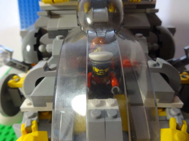 LEGO MOC - Погружение -  Глубоководный исследовательский батискаф: Теперь глянем штурмана и его помощника... 
