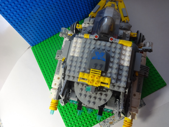 LEGO MOC - Погружение -  Глубоководный исследовательский батискаф: Сверху мы видим люк, с помощью которого можно попасть внутрь.    
