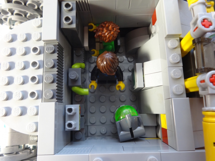 LEGO MOC - Погружение -  Глубоководный исследовательский батискаф: Мы видим ещё двух членов экипажа.
