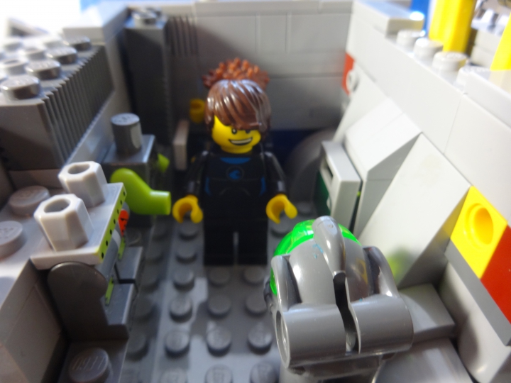 LEGO MOC - Погружение -  Глубоководный исследовательский батискаф: Аквалангист надевает костюм, перчатки и ласты...