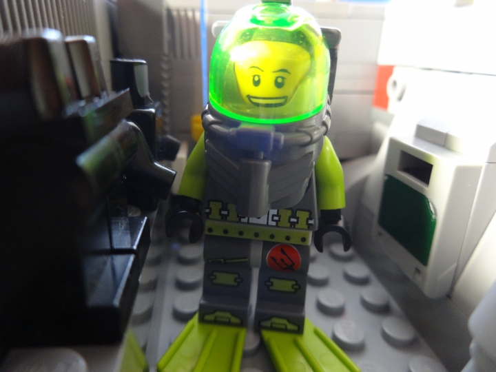 LEGO MOC - Погружение -  Глубоководный исследовательский батискаф: теперь он готов вылезти наружу и уточнить местонахождения сундука.