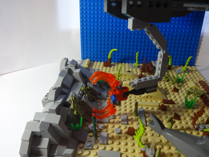 LEGO MOC - Погружение -  Глубоководный исследовательский батискаф:  С низу вылазит механическая рука готовая разрушить скалу.  