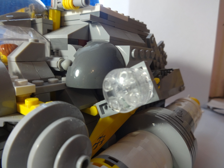 LEGO MOC - Погружение -  Глубоководный исследовательский батискаф: Огромные фонари, торчащие по бокам освещают дно тёмного океана.