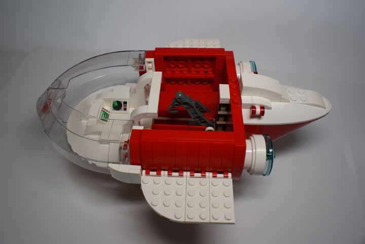 LEGO MOC - Погружение - Грузовая подводная лодка CS-R32: Без верхней части. В подводной лодке размещен кран, который опускает грузы в трюм. Часть груза закрепляется в центральной части по бокам