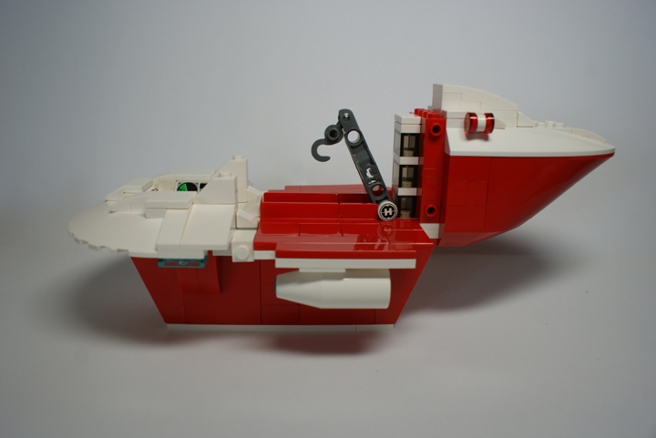 LEGO MOC - Погружение - Грузовая подводная лодка CS-R32: Справа от крана находится лифт, при помощи которого команда судна поднимается в свои каюты, машинное отделение или грузовой отсек в трюме