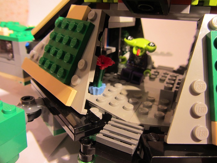 LEGO MOC - Погружение - Тортилус: Форд в таком образе спокойно читает воганскую поэзию.