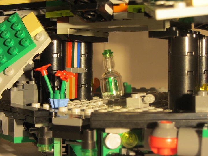 LEGO MOC - Погружение - Тортилус: Интерьерчик, полки с книгами, горшок с петунией и бутыль рома.