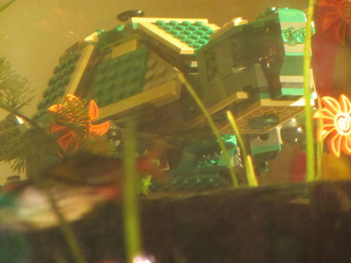 LEGO MOC - Погружение - Тортилус: Тортилиус в естественной среде. Размытость внизу фото - рыбы).