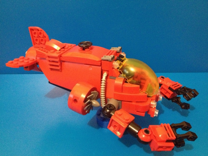 LEGO MOC - Погружение - Глубина - 2000 метров....: Теперь рассмотрим сам батискаф. Он относится к классу одноместных подводных аппаратов 'НЕПТУН', оснащённых двумя мощными боковыми двигателями. Конкретно эта модель оборудована двумя  сильными манипуляторами, напоминающими клешни краба. По этому этот аппарат получи название - 'Crab PX'.