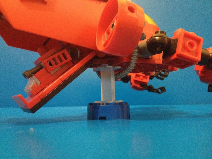 LEGO MOC - Погружение - Глубина - 2000 метров....: Помимо манипуляторов, этот батискаф оснащён большим грузовым отсеком, способным вмещать минидрона. 