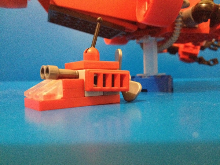 LEGO MOC - Погружение - Глубина - 2000 метров....: Минидрон может выплывать в 'открытое море' и исследовать уголки морского дна, недоступные для крупных аппаратов.