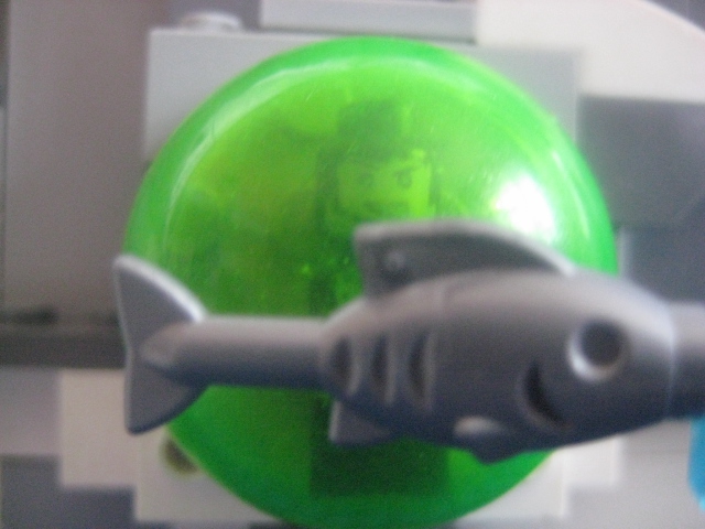 LEGO MOC - Погружение - Наутилус - подвижный в подвижном: Член экипажа наблюдает за рыбой в иллюминатор,