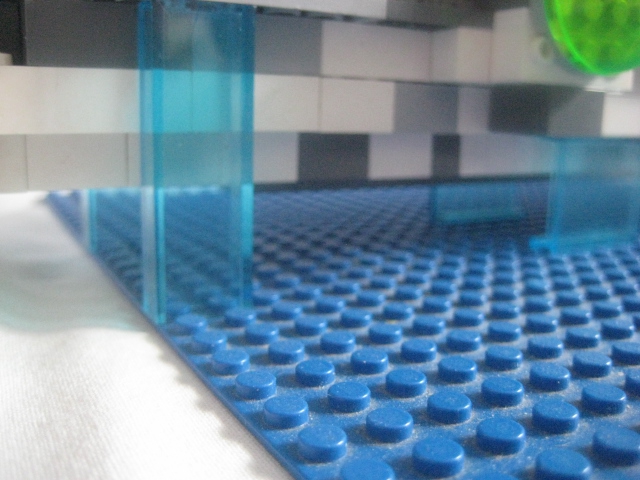 LEGO MOC - Погружение - Наутилус - подвижный в подвижном: Подлодка не касается пластины.(попытка вызвать иллюзию того, что лодка плавает в толще воды. 
