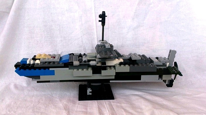 LEGO MOC - Погружение - Подводная лодка 'К-15': Вид сбоку. Для лучшего обзора лодку поставили на подставку. 