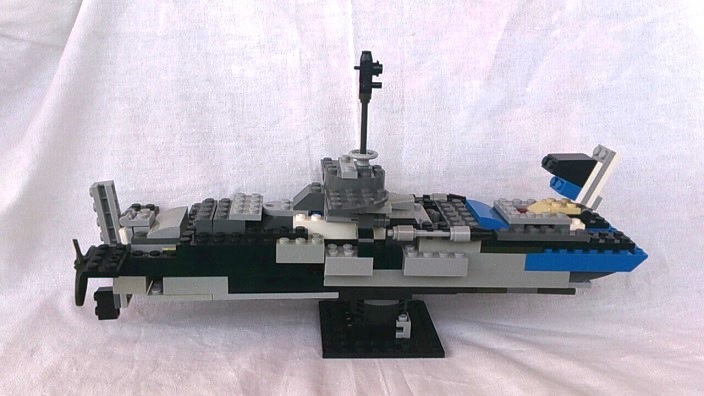 LEGO MOC - Погружение - Подводная лодка 'К-15': Лодка с открытым люком торпедного отсека.