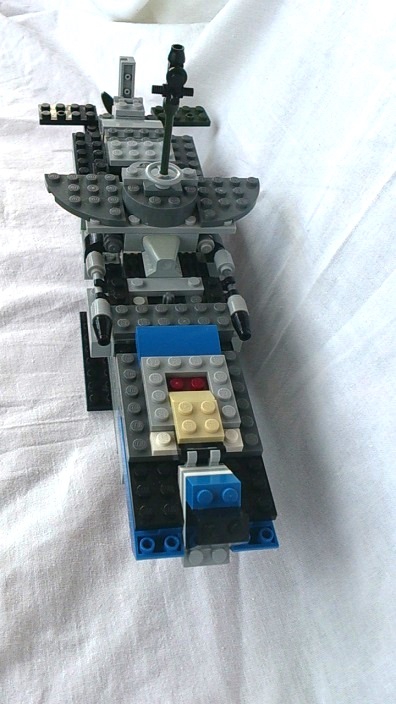 LEGO MOC - Погружение - Подводная лодка 'К-15': Вид спереди. Хорошо видны перископ, горизонтальные рули управления и малые ракеты.