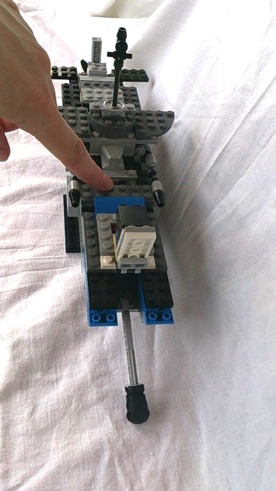 LEGO MOC - Погружение - Подводная лодка 'К-15': При нажатии на эту кнопку осуществляется пуск торпеды, которая вылетает из торпедного отсека.