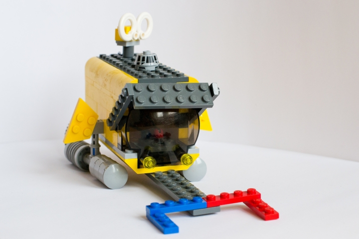 LEGO MOC - Погружение - ПОДВОДНАЯ ЛОДКА СПАСАТЕЛЕЙ: Вид спереди. В кабине - рычаги управления