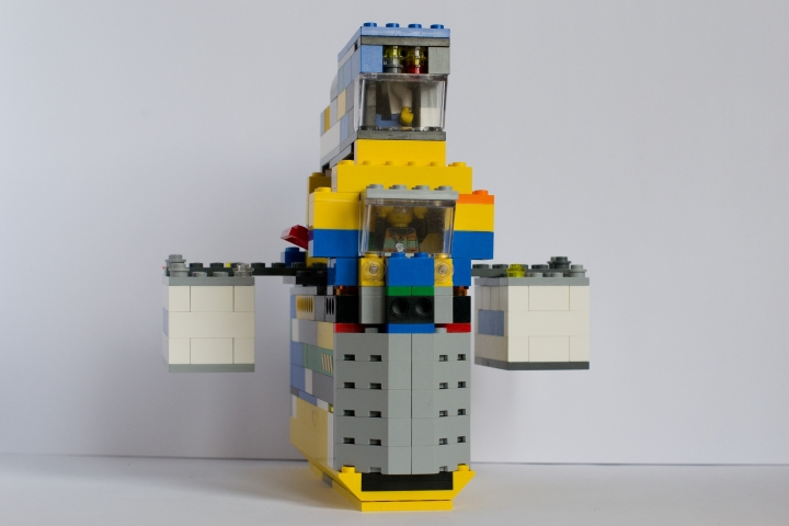 LEGO MOC - Погружение - ПОДВОДНАЯ СТАНЦИЯ ДЛЯ ИССЛЕДОВАНИЯ ОКЕАНА: Вид спереди. Нижнее окошко - кабина капитана. Сверху установлена подводная лодка. По бокам два подводных аппарата.