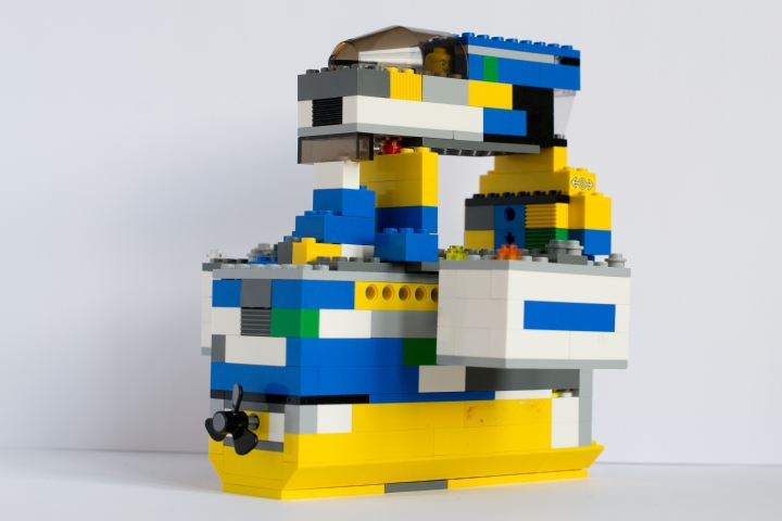 LEGO MOC - Погружение - ПОДВОДНАЯ СТАНЦИЯ ДЛЯ ИССЛЕДОВАНИЯ ОКЕАНА: Вид сзади и сбоку. Вверху - подводная лодка.