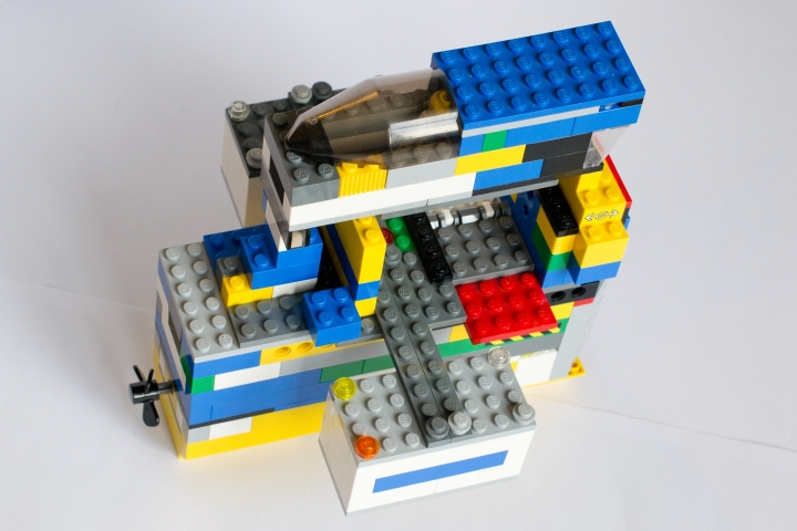 LEGO MOC - Погружение - ПОДВОДНАЯ СТАНЦИЯ ДЛЯ ИССЛЕДОВАНИЯ ОКЕАНА: Вид сверху. Красно-серая крышка, под которой мотор, закрыта.
