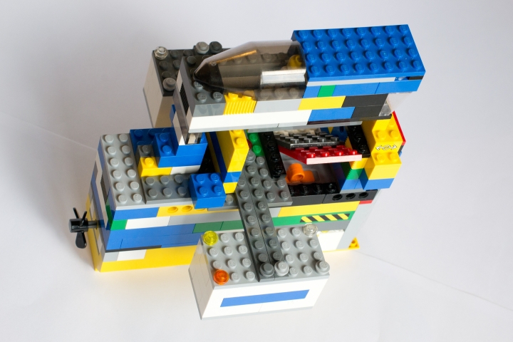 LEGO MOC - Погружение - ПОДВОДНАЯ СТАНЦИЯ ДЛЯ ИССЛЕДОВАНИЯ ОКЕАНА: Вид сверху. Красно-серая крышка, под которой мотор, открыта.