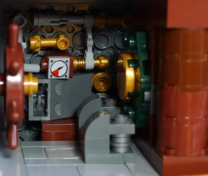 LEGO MOC - Погружение - Golden Lionardo: Трюм. В нем есть много чего полезного. Здесь пираты хранят свое награбленное добро. Также можно увидеть немного личных вещей, бочки с продовольствием и сердце нашего золотого льва – паровой котел. Благодаря ему и работает двигатель, занимающий больше трети всей подлодки!
