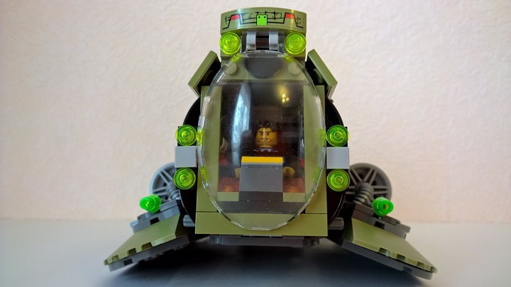 LEGO MOC - Погружение - Подлодка глубинного агента: агент Бобби пришел первым на просмотр сего чуда, сразу занял пилотное кресло, так сказать: 'проверить управление.