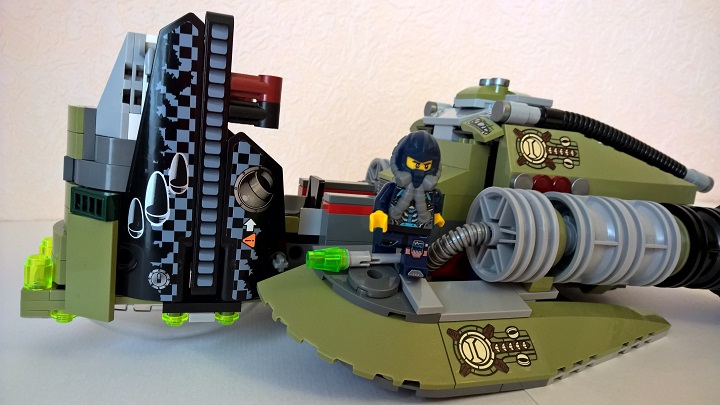 LEGO MOC - Погружение - Подлодка глубинного агента: немного попозировать для стенгазеты (заодно и своей девушке скинуть фотку, пусть гордится)