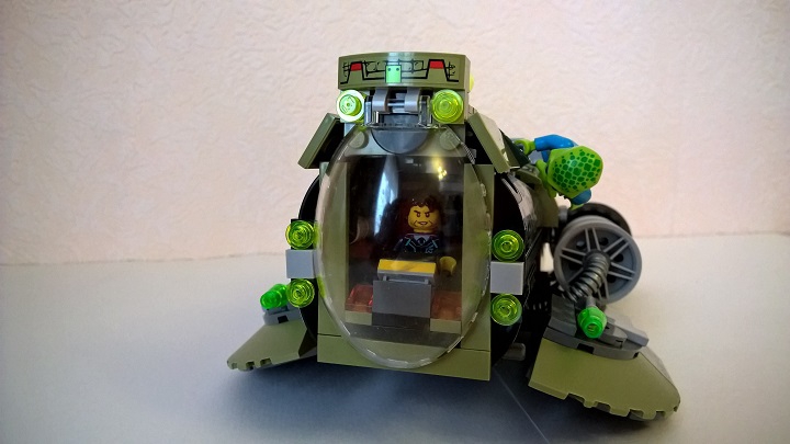 LEGO MOC - Погружение - Подлодка глубинного агента: 'Что за...?!' - в боковую камеру Бобби увидел странного жителя морских глубин, который прицепился к батискафу.