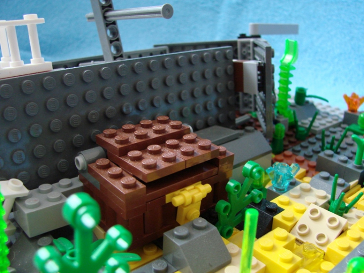 LEGO MOC - Погружение - Вперед, за сокровищами!: Вот это да! Рядом с полуразвалившимся кораблем стоит сундук. Интересно, что же там внутри??