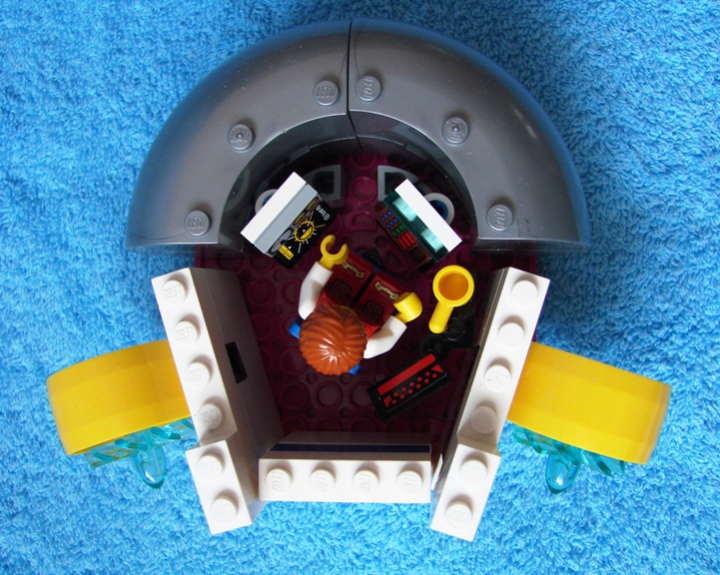 LEGO MOC - Погружение - Вперед, за сокровищами!: Кабина оборудована всевозможными приборами.