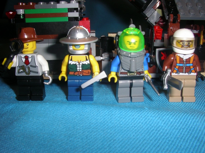 LEGO MOC - Погружение - Пвпл-первая военная подводная лодка: Минифигурки:<br />
(слева направо) капитан, жена капитана, первый воин и 2 воин.