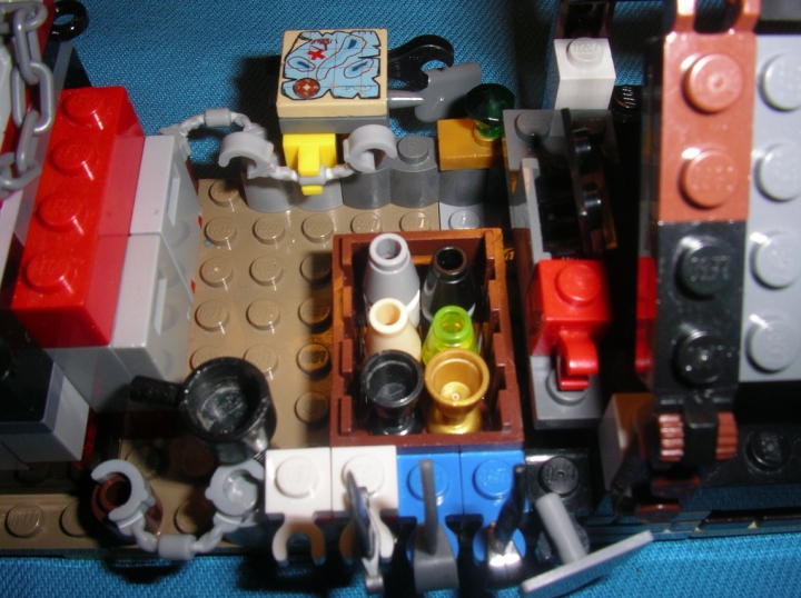 LEGO MOC - Погружение - Пвпл-первая военная подводная лодка: Склад вещей: оружие, напитки и вещи золотоискателей.