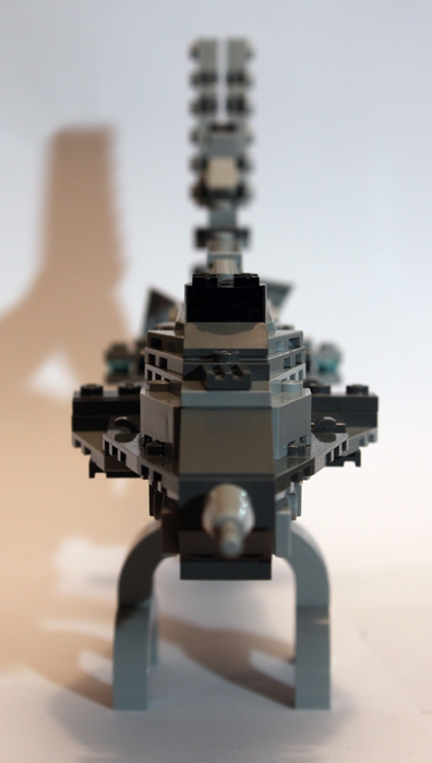LEGO MOC - Погружение - Наутилус: Вид спереди. Обтекаемая и слегка сплющенная с боков форма помогает уверенно вести подлодку даже в самых страшных штормах и водоворотах.