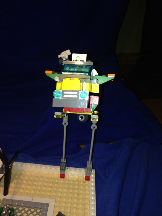 LEGO MOC - Погружение - Школа навигации батискафов (2050г.): Вид мусоровоза спереди. (те столбы внизу-фонари.)