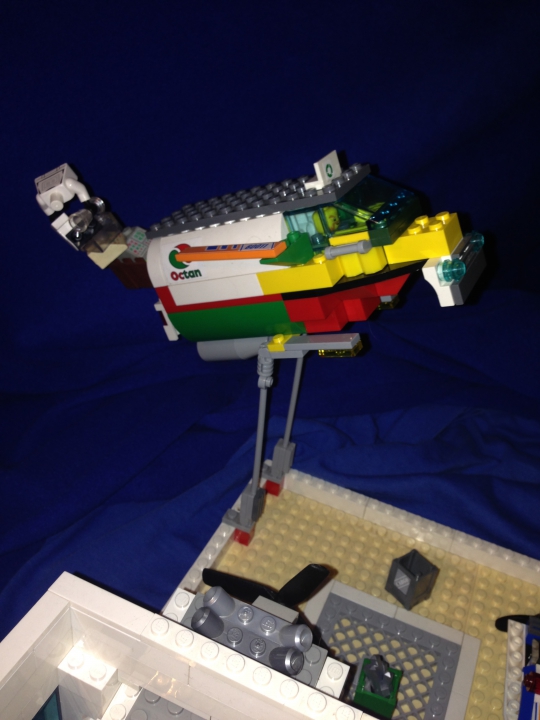 LEGO MOC - Погружение - Школа навигации батискафов (2050г.): Я попытался изобразить что постройка находится под водой не только наличием скафандров на минифигурках, но и ещё поднятием вывалившегося мусора из мусоровоза.