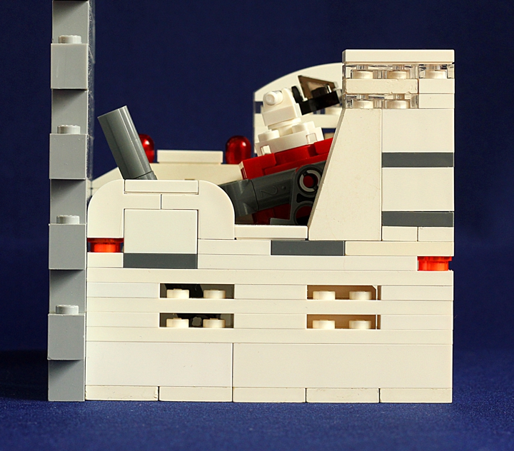 LEGO MOC - Битва Мастеров 'В кубе' - Центр подготовки космонавтов: Чтобы никто не сомневался, что на видео работа по-прежнему в кубе – еще две фотографии. Джойстик управления в крайнем положении.