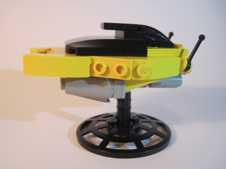 LEGO MOC - Битва Мастеров 'В кубе' - Подводный катер «Скат»: Вид сбоку. В передней части внизу — балластные цистерны с водой