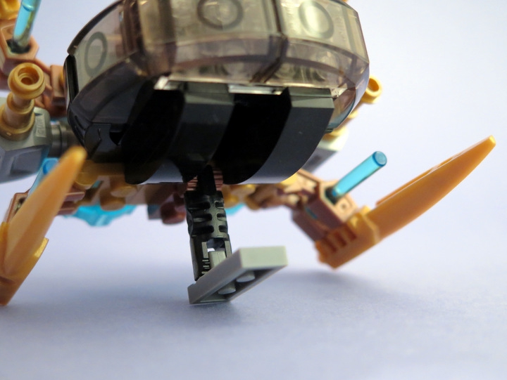 LEGO MOC - Битва Мастеров 'В кубе' - Golden Uninoida: Занимает рабочее положение.