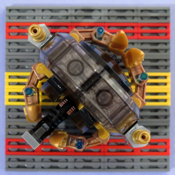 LEGO MOC - Битва Мастеров 'В кубе' - Golden Uninoida: Модель стала меньше, и ещё лучше влезает на подставку.