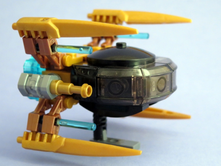 LEGO MOC - Битва Мастеров 'В кубе' - Golden Uninoida: Сбоку установлены парные ионные излучатели. Настолько сложные штуки, что их не чинят, а сразу меняют.