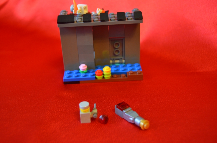 LEGO MOC - Битва Мастеров 'В кубе' - Атака на Темный Замок: Вынеся все, что показалось привлекательным (то есть Рубин и статую бывшего короля), Димус решил стереть с лица земли это достояние средневековой архитектуры.