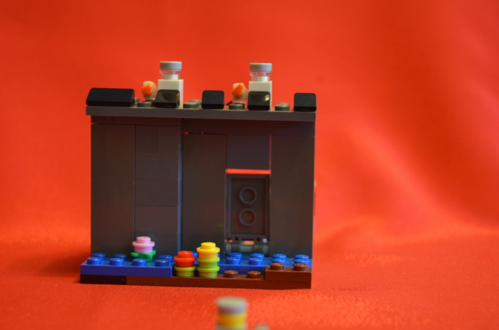 LEGO MOC - Битва Мастеров 'В кубе' - Атака на Темный Замок: Замок представляет из себя небольшое укрепление. Разведка доложила, что замок защищают четверо стражников: два мандара и два грената.