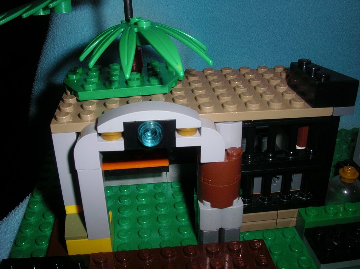 LEGO MOC - Инопланетная жизнь - Планета Макануйя: Домик вождя. Над входом светит манаргий-светящийся минерал.